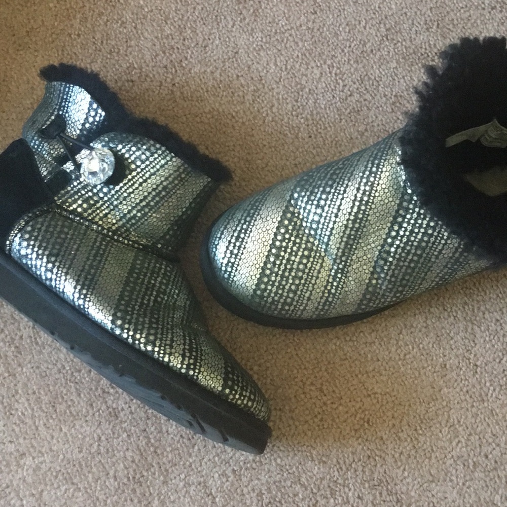 Barely worn black and silver shirt Ugg boots